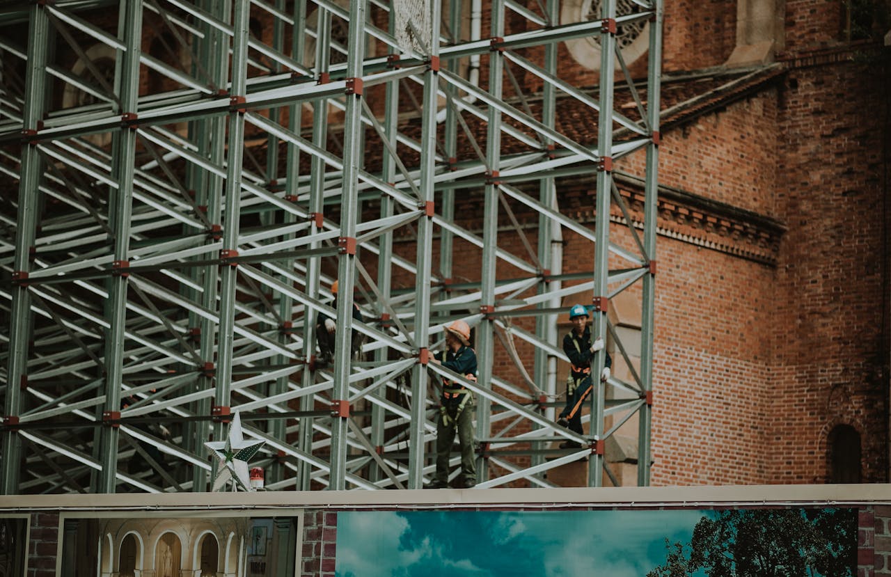 Adapting Kwikstage Scaffolding for complex building geometries and uneven terrain.